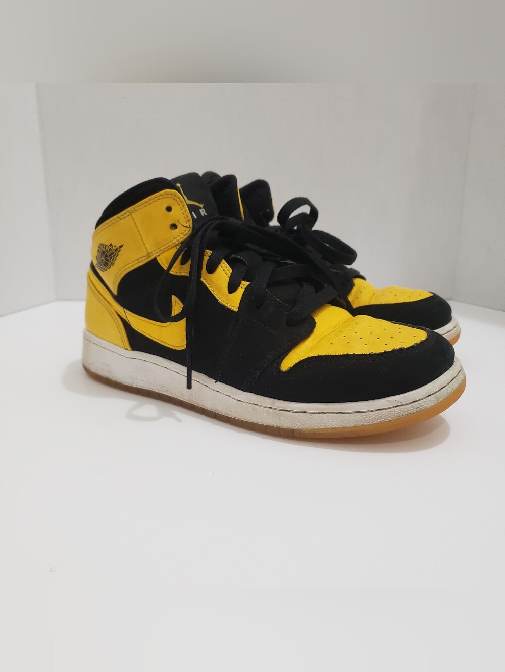 Air Jordan 1 Mid New Love GS 7Y Women 8.5 Black Yellow 554725-035 2017 Well Kept